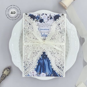 Fancy Ivory Mis XV AñOS Verjaardagsfeest kant uitnodigen, Sweet 16 Quinceanera uitnodigen met bowtie en lint {gratis oneindig ontwerp voor betaling}