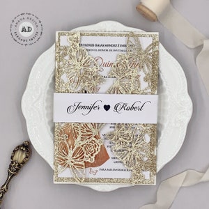 Butterfly MIS 15 AñOS Girl Birthday Uitnodigingen, Glitter Champagne Gold Girl Sweet 16 Uitnodiging met envelop {Gratis Oneindig Ontwerp voordat je betaalt}