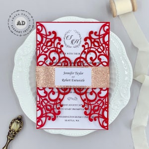 Romantische rote lasergeschnittene Florale Hochzeitseinladung mit Tag und Umschlag, filigrane Einladungen für süßes 15 {Freies unendliches Design vor dem Bezahlen}