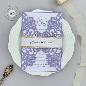 Fancy lavendel lasergesneden bloemen huwelijksuitnodiging met buikband, aangepaste violette uitnodigingen voor bruiloft {gratis oneindig ontwerp vóór betaling}