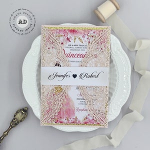 Lichtroze Mis XV AÑOS Verjaardagsfeest Kant Invite, Beautiful Blush Sweet 16 Quince Invite With Belly band {Free Infinite Design Before Pay}