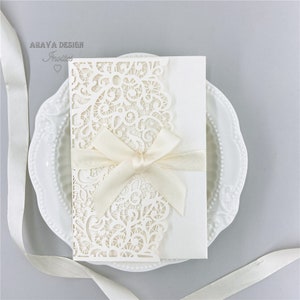 Pochette pliée ivoire découpée au laser avec faire-part de mariage floral à faire soi-même, nœud papillon et enveloppe inclus {conception infinie gratuite avant paiement}