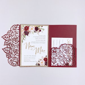 Bourgondische en gouden lasergesneden huwelijksuitnodiging met RSVP-kaart, bloemenzak met glittergouden insert {gratis oneindig ontwerp}