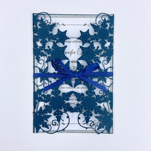 Navy&Silver Snowflake Laser Cut Cards DIY Wedding Uitnodigingen met enveloppen, Laser Cut Floral Pocket met geprinte insert en Bowtie