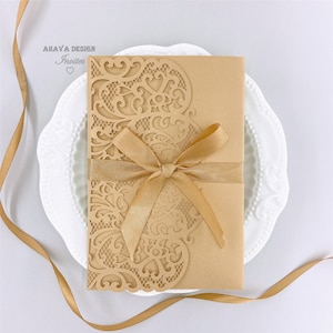 Gouden drievoudige laser gesneden huwelijksuitnodiging met lint, bloemen laser pocket + aangepaste RSVP card + envelop { gratis oneindig ontwerp voor betalen}