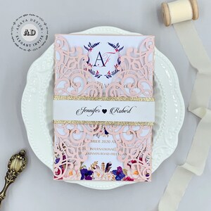 Romantische Blush Laser Cut Floral Wedding Uitnodiging Met Streep, Aangepaste Eenvoudige Uitnodigingen Voor Sweet XV {Gratis Oneindig Ontwerp Voor Betalen}