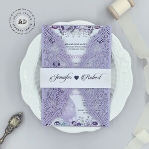 Prachtige Lavendel Mis XV AÑOS Verjaardagsfeest Kant Uitnodiging, Fancy Sweet 16 Quince Invite Met Belly band {Free Infinite Design Before Pay}