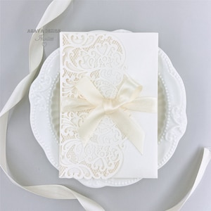 Klassisch schimmernde Ivory Laser-Hochzeitseinladungen, Florale Laser-Tasche mit kundenspezifischem Einsatz & RSVP-Karte {Kostenloses unendliches Design vor Bezahlung}