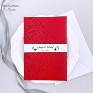 Aangepaste Red Floral Laser Cut Wedding uitnodiging, prachtige uitnodigen met RSVP, Belly Band kaart en Envelope {Gratis Infinite Design voor pay}