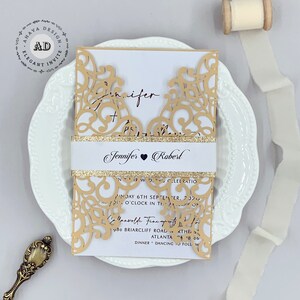 Ausgefallene Goldene Laser cut Florale Hochzeitseinladung mit Bauchband, individuelle einfache Einladungen zur Verlobung {Freies unendliches Design vor dem Bezahlen}