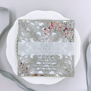 Glitter Silver Laser Cut Wedding Uitnodiging, Sweet 16 Uitnodiging met Belly Band en Custimized Insert{Free Infinite Design Before Pay}