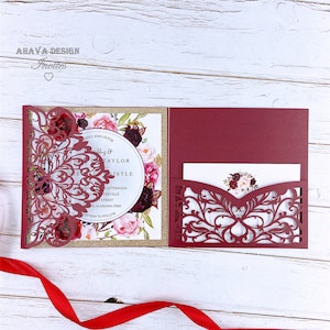 Pearl Burgundy Laser Wedding Uit te nodigen met aanpasbare Glitter Champagne Gold Belly Band {Free Infinite Design Before Pay}