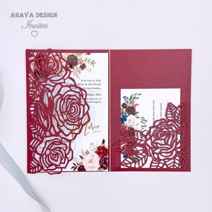 Invitation de mariage au laser bourgogne avec carte RSVP, floral tri-fold laser pocket+envelope+band pour le mariage {Conception infinie gratuite avant paye}