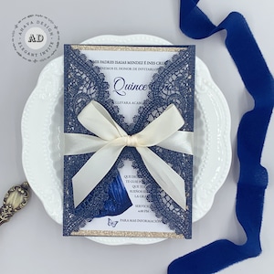 Romantische marineblauwe Mis XV AÑOS-verjaardagsuitnodiging met kant, quinceañera en Sweet 16-uitnodiging met strik {gratis oneindig ontwerp vóór betaling}