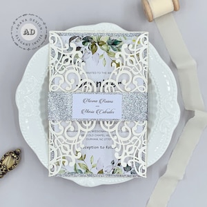 Ivory Und Grün Florale Einladung mit personalisiertem Tag & Bauchband, wunderschöne Winter Hochzeit Laser Einladungen {Free Infinite Design vor dem Bezahlen}