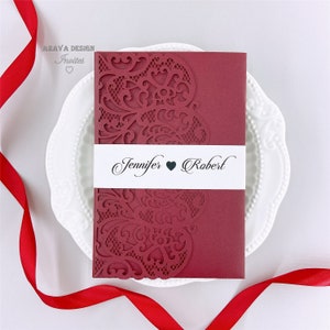 Klassische Laser Burgund und Gold Hochzeitseinladungen, Floral Laser Tasche mit kundenspezifischen Einsatz &RSVP-Karte "Free Infinite Design Before Pay"