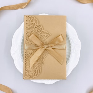 Besondere Goldene Laser cut Traditionelle Hochzeitseinladungen, Florale Design-Einladung mit Fliege {Freies unendliches Design vor dem Bezahlen}