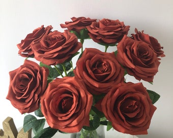 Rosas de flores de seda de color naranja óxido 10pcs Rosas artificiales Tallo largo para la boda de otoño Ramos de novia Centros de mesa Decoración