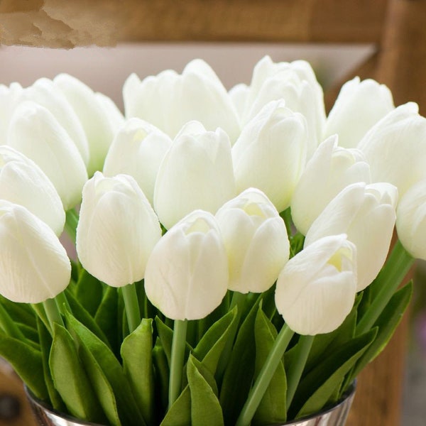 20pcs Tulipes blanches PU Real Touch Tulip Bouquet Tulipes Fleur artificielle pour demoiselles d’honneur de mariée Centres de table CATA-YJW01