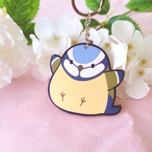 Lindo llavero de pájaro herrerillo común, dije para bolso, madera contrachapada, llavero kawaii chibi, impresión a doble cara