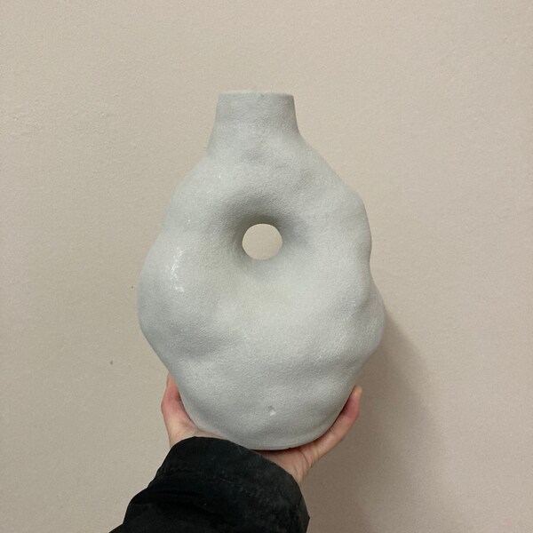 Vase mit mittigen Loch