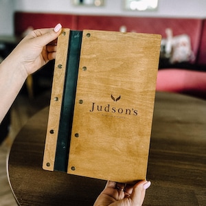 Drewniana teczka na menu do restauracji, okładka na menu restauracji, książka menu, okładka na menu restauracji. Okładka na książkę menu, okładka na menu kawiarni