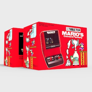 Könnte beinhalten: Rotes und schwarzes Nintendo Game & Watch Handheld-Spiel mit einer roten und weißen Mario-Figur auf der Vorderseite. Das Spiel heißt "Mario's Cement Factory" und benötigt zwei C-Batterien.