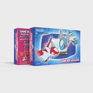 Może przedstawiać: Niebiesko-różowe pudełko na kartridż do gry Game Boy Advance z niebiesko-białym i czerwono-białym pokemonem. Na pudełku widnieje napis "Game Boy Advance" i "Pokémon Center".
