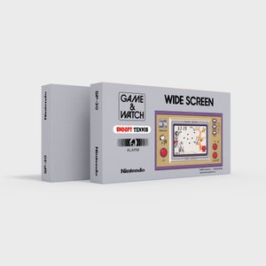 Puede incluir: Una consola de juegos portátil Game & Watch gris y púrpura con una pantalla ancha. El juego es Snoopy Tennis y cuenta con un despertador. La consola está etiquetada como "SP-30" y "Nintendo".