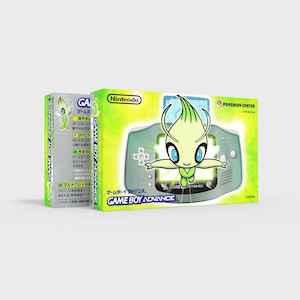 Può includere: Una scatola verde di Game Boy Advance con un personaggio dei cartoni animati Celebi. La scatola presenta il logo Nintendo e la scritta "GAME BOY ADVANCE" in bianco e verde. Accanto c'è una scatola più piccola con testo giapponese.