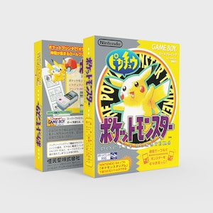 Op de afbeelding: Een gele en witte Game Boy-spelcartridge doos met een Pikachu-personage op de voorkant. De doos is getiteld "Pocket Monster" en bevat de tekst "Game Boy" en "Nintendo" op de voorkant. De achterkant van de doos bevat Japanse tekst en afbeeldingen.