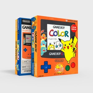 Puede incluir: Una caja de consola de juegos Game Boy Color de color naranja brillante con un personaje de Pikachu en la parte delantera. La caja presenta un logotipo de 3er aniversario de Pocket Monsters y el texto "GAME BOY COLOR" en letras grandes y en negrita. La caja está en japonés e inglés.