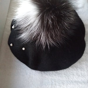 Berretto nero Berretto con pompon di vera pelliccia di volpe Berretto di lino Berretto stile francese Regalo di San Valentino personalizzato per le donne Regalo di compleanno per lei immagine 7