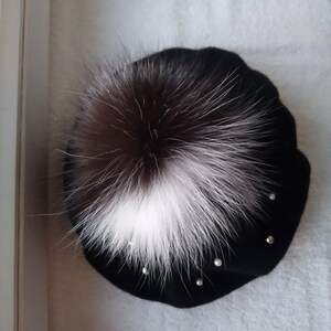 Berretto nero Berretto con pompon di vera pelliccia di volpe Berretto di lino Berretto stile francese Regalo di San Valentino personalizzato per le donne Regalo di compleanno per lei immagine 8