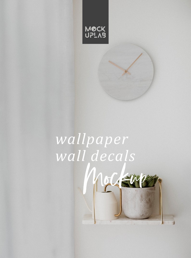 Pu&ograve; includere: Muro bianco con un orologio bianco, uno scaffale dorato con un annaffiatoio bianco e un vaso con una pianta grassa verde. Il testo "wallpaper wall decals Mockup" &egrave; scritto sul muro.