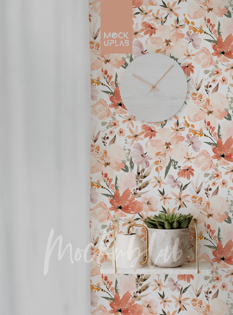 Pu&ograve; includere: Un muro bianco con una carta da parati floreale con fiori ad acquerello rosa, arancio e verde. Un orologio bianco con lancette nere &egrave; appeso al muro. Un piccolo scaffale con una cornice in metallo dorato contiene un annaffiatoio bianco e una pianta grassa in vaso.