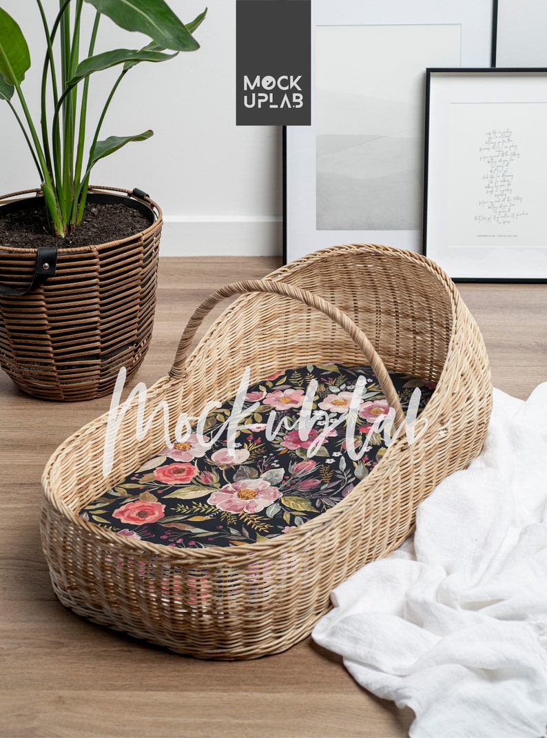 K&ouml;nnte beinhalten: Ein Weidenkorb-Babybett mit einer floralen Innenausstattung. Das Babybett steht auf einem Holzboden mit einer wei&szlig;en Decke in der N&auml;he.