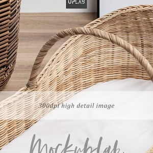 K&ouml;nnte beinhalten: Ein gro&szlig;er, naturgeflochtener Korb mit einer wei&szlig;en Stoffauskleidung. Der Korb hat einen Griff und ist aus nat&uuml;rlichen Materialien gefertigt. Der Korb steht auf einem Holzboden. Der Text "Mockuplab." ist auf die Stoffauskleidung gedruckt.