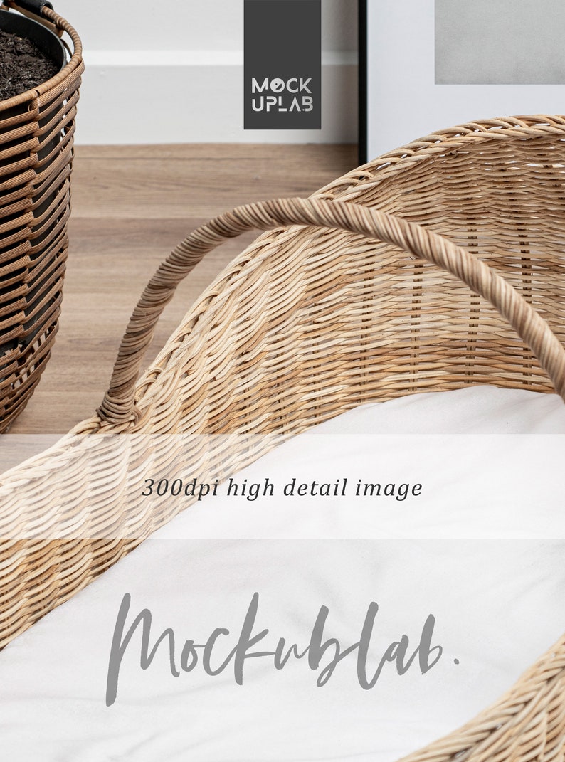 K&ouml;nnte beinhalten: Ein gro&szlig;er, naturgeflochtener Korb mit einer wei&szlig;en Stoffauskleidung. Der Korb hat einen Griff und ist aus nat&uuml;rlichen Materialien gefertigt. Der Korb steht auf einem Holzboden. Der Text "Mockuplab." ist auf die Stoffauskleidung gedruckt.