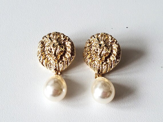 Boucles D'oreilles Dormeuses Pendantes Anciennes En Laiton Doré - Motif Lion - Occasion - Fabriqué En France