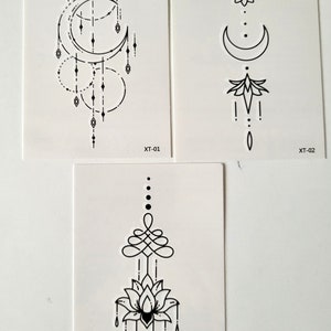 Puede incluir: Tres diseños de tatuajes temporales en blanco y negro. El primer diseño presenta una luna creciente con formas geométricas y líneas. El segundo diseño presenta una luna creciente, una flor y una serie de puntos y líneas. El tercer diseño presenta una flor con formas geométricas y líneas.