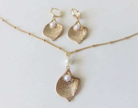 boucles d'oreilles + collier, parure, doré, feuille et perle simili, arôme fleur
