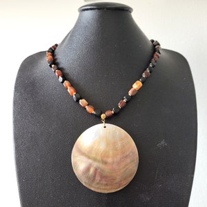 chokerhalsband, stor pärlemorskiva och hornpärlor