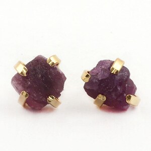 Pendientes de rubí natural en bruto, pendientes de piedra natal de julio con engaste de garras para mujer, pendientes minimalistas chapados en oro con cierre a presión, joyería bohemia.