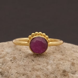 Rubinring, minimalistiska smycken, förgylld axelring med hängsmycke, rund ädelstensring, födelsestensring, present till henne, justerbar ring