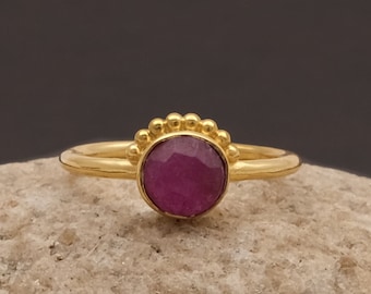 Bague rubis, bijoux minimalistes, ensemble de pinces de serrage plaqué or, bague avec pierres précieuses de forme ronde, bague avec pierre de naissance, cadeau pour elle, bague réglable