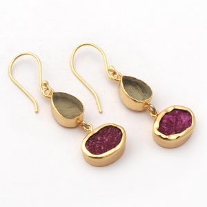 Örhängen i form av grova ädelstenar med päronform för kvinnor, äkta akvamarin med dubbel rubin och råa örhängen, örhängen med krok och spänne i mars.