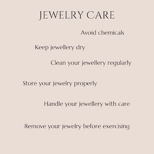 Puede incluir: Gr&aacute;fico color crema con el texto &laquo;CUIDADO DE JOYAS&raquo; y consejos: Evitar productos qu&iacute;micos, mantener las joyas secas, limpiar regularmente, guardar correctamente, manipular con cuidado y quitar antes de hacer ejercicio.
