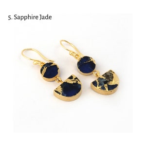 Op de afbeelding: Gouden oorbellen met blauwe en gouden edelsteenaccenten. De oorbellen hebben een ronde edelsteen en een halve maansteen.