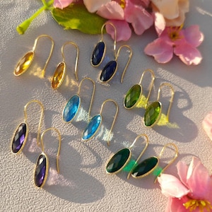 Pendientes colgantes chapados en oro con gemas facetadas ovaladas de esmeralda, citrino y amatista (4076)